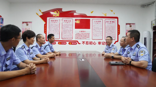 4监区召开退休老同志座谈会.jpg 图片